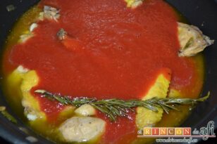 Pollo con tomate y papas fritas, añadir el tomate triturado