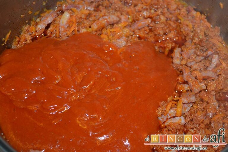Conchitas gratinadas a la Riojana, añadir la salsa de tomate