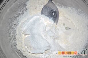 Galletas de crema de cacahuete, en otro bol poner la harina de repostería y la levadura tamizadas