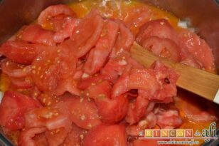 Huevos a la manchega, añadir a la cebolla los tomates troceados
