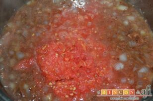Lomo a la baturra, añadir los tomates rallados