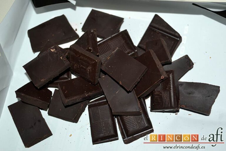 Tarta de dos chocolates y turrón de Jijona, dejar preparado el chocolate negro troceado