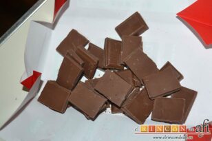 Tarta de dos chocolates y turrón de Jijona, dejar troceado el chocolate con leche