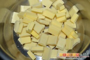 Tarta de queso y turrón con cobertura de chocolate blanco, trocear chocolate blanco en un cazo con mantequilla