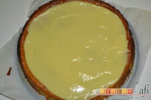 Tarta de queso y turrón con cobertura de chocolate blanco, dejar que cubra su superficie