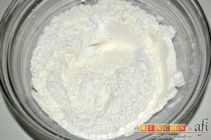 Bizcocho de peras y leche condensada, en otro bol mezclar la harina y la levadura tamizadas