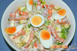 Ensalada Nazarena, mezclar y decorar con huevos y langostinos sancochados