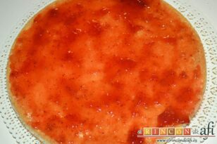Tarta con crema diplomática y frutos rojos, extender una capa de mermelada de fresas