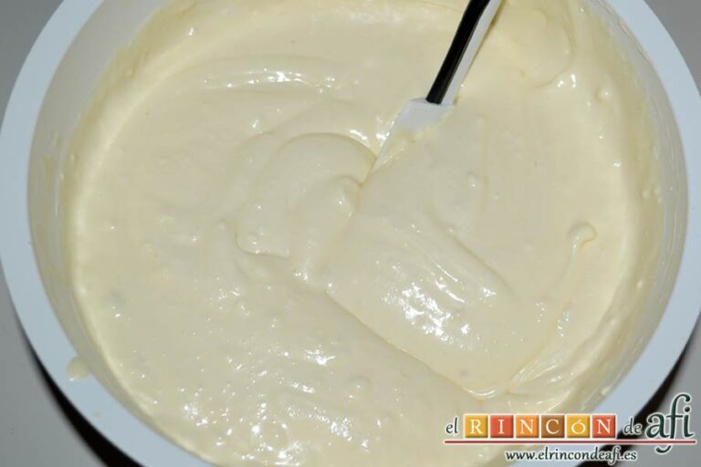 Tarta de queso mascarpone al horno, batir hasta obtener mezcla homogénea y sin grumos