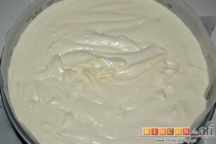 Tarta de queso mascarpone al horno, volcar sobre la base en el molde