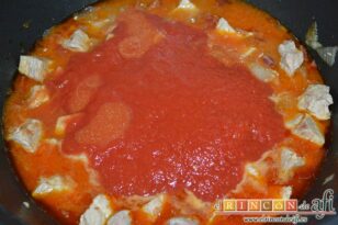 Carcamusas toledanas, añadir el tomate frito