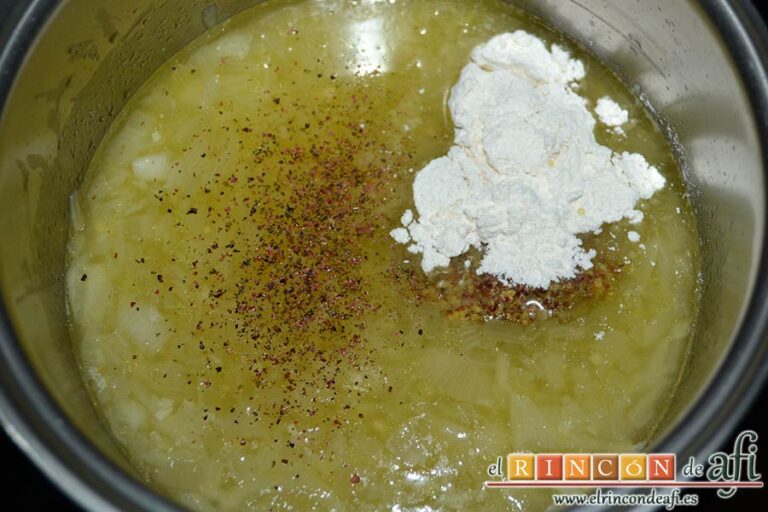 Chuletas de Sajonia con salsa agridulce, añadir el zumo de una naranja, las pimientas molidas, la pizca de sal fina, la cucharada de harina, las dos cucharadas de miel y las dos cucharadas de mostaza antigua