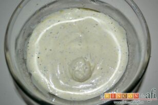 Ensalada de papas con salsa de yogur griego, mezclar bien