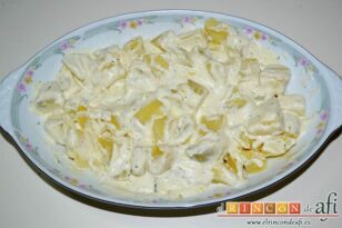 Ensalada de papas con salsa de yogur griego, remover