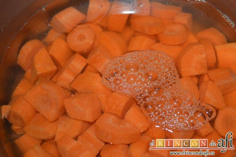 Flan de zanahoria, cubrir con agua