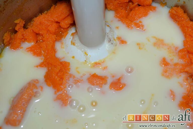 Flan de zanahoria, en mismo caldero donde tenemos el puré de zanahorias vertemos la leche condensada y la mezclamos con la zanahoria