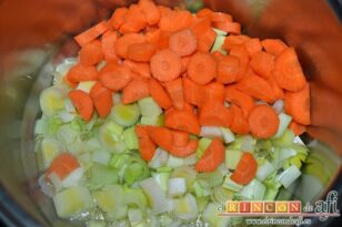 Porrupatata, pelar y trocear las zanahorias y añadir