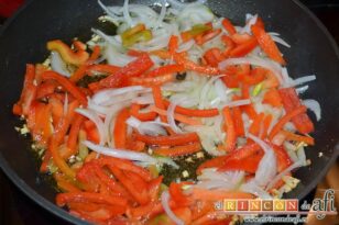 Atún al horno con verduras, agregar la cebolla y el pimiento rojo