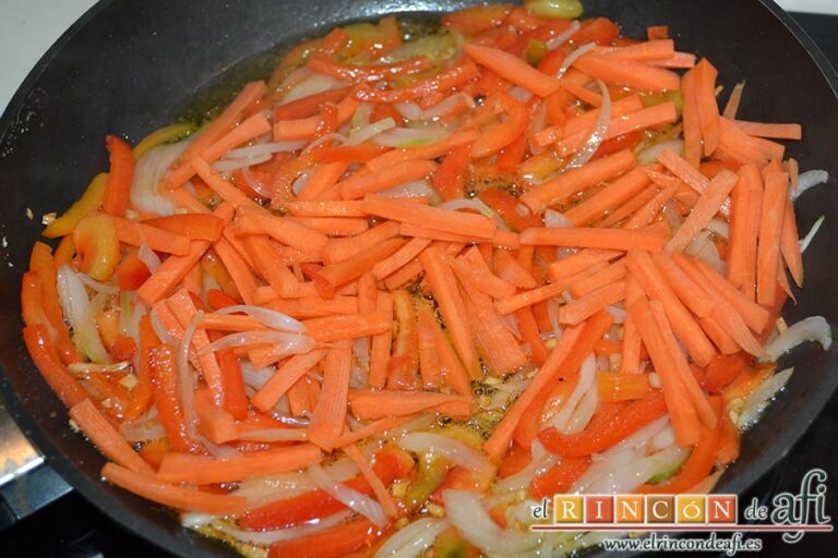 Atún al horno con verduras, añadir la zanahoria