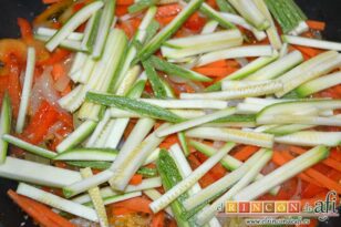 Atún al horno con verduras, añadir el calabacín