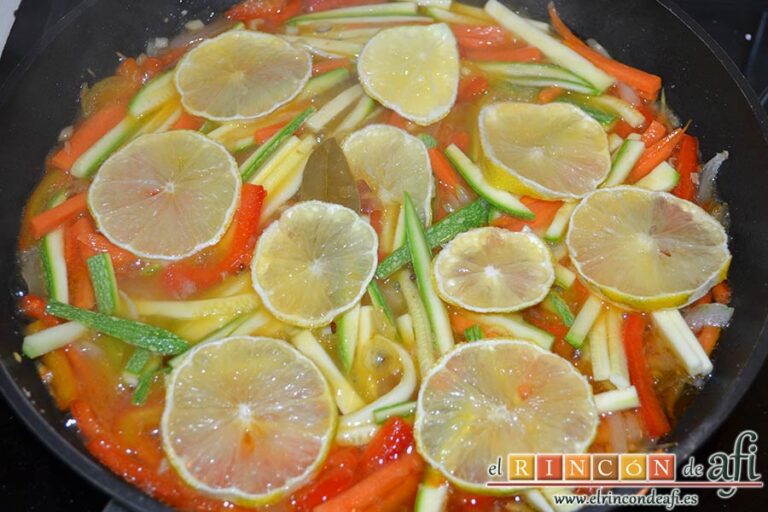 Atún al horno con verduras, añadir las rodajas de limón
