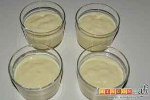 Crema de piña y yogur, distribuir en recipientes y ponerlos a refrigerar