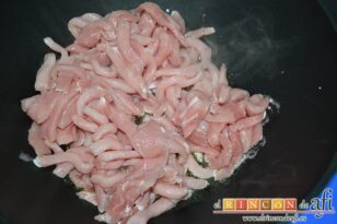 Lomo de cerdo con verduras y salsa de limón, dorarlo en wok