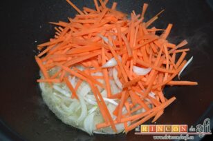 Lomo de cerdo con verduras y salsa de limón, añadir en el wok la cebolla y la zanahoria