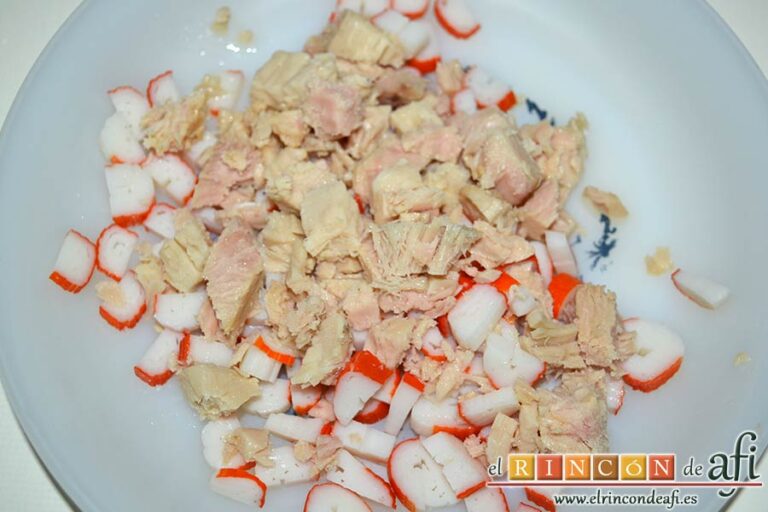 Tortilla Santanderina, mezclar el atún con los palitos de surimi troceados