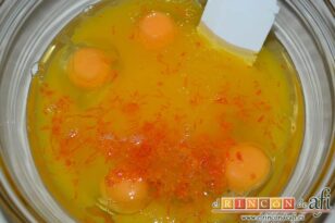 Bizcocho de naranja muy fácil, poner en un bol grande los huevos, el azúcar, el aceite de oliva suave, el zumo de unas dos naranjas colado y la ralladura de las dos naranjas