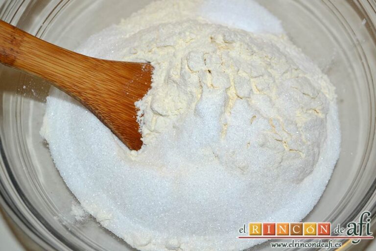 Challah, Jalá o Pan judío, colocar en un bol grande los 390 gramos de harina de repostería más los 50 gramos de azúcar y las 2 cucharaditas de sal