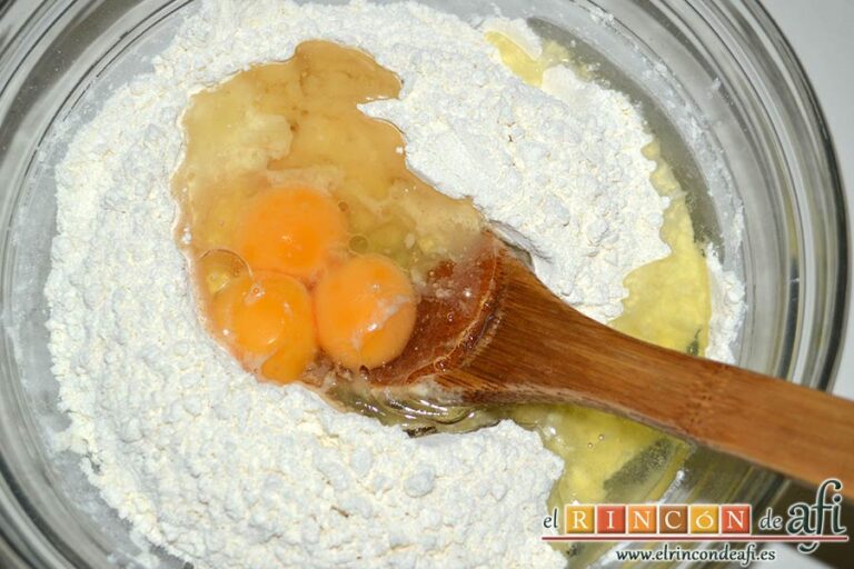 Challah, Jalá o Pan judío, mezclar, hacer un cráter en el centro de la masa y volcamos los dos huevos y la yema de huevo y los 60 mililitros de aceite