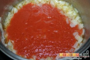 Crema de tomate y aceite de albahaca, añadir el tomate natural triturado
