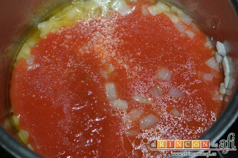 Crema de tomate y aceite de albahaca, mezclar bien y añadir azúcar y sal