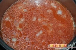 Crema de tomate y aceite de albahaca, remover y añadir el agua