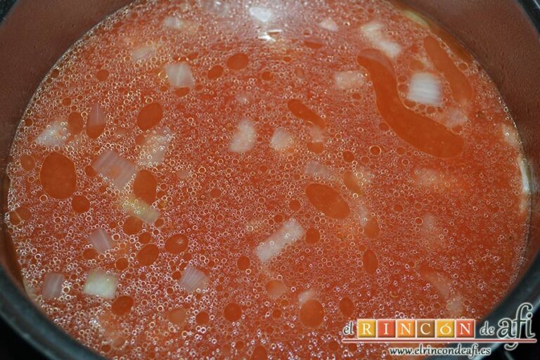 Crema de tomate y aceite de albahaca, remover y añadir el agua