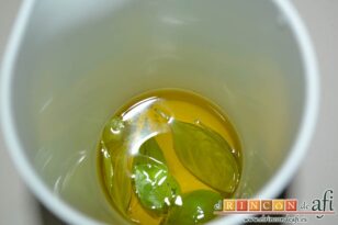 Crema de tomate y aceite de albahaca, poner en el vaso batidor el aceite de oliva virgen extra, una pizca de sal fina y las hojas de albahaca fresca