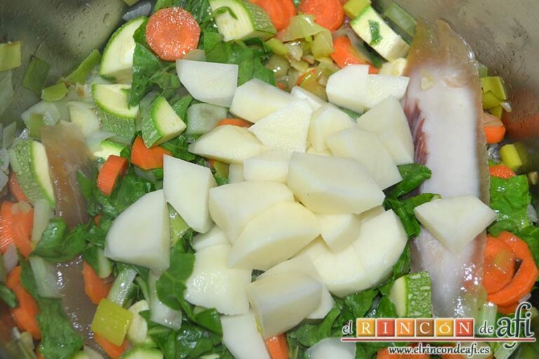 Crema de verduras con picatostes, añadir las papas en cuadraditos