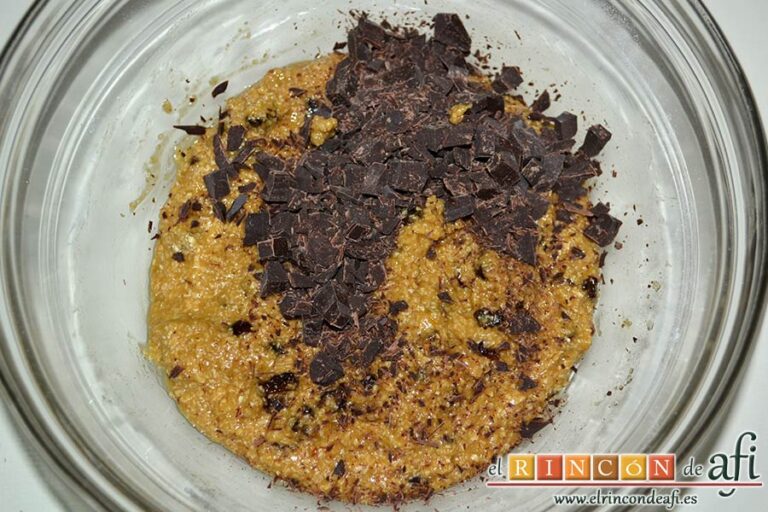 Galletas de batata y avena, trocear el chocolate negro, añadir y mezclar