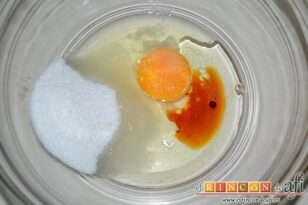 Buñuelos de vainilla, poner en un bol el huevo, el azúcar, el aceite de girasol, la pizca de sal y la cucharadita de extracto de vainilla
