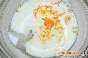 Buñuelos de vainilla, calentar la leche y ponerla en un bol con la ralladura de naranja