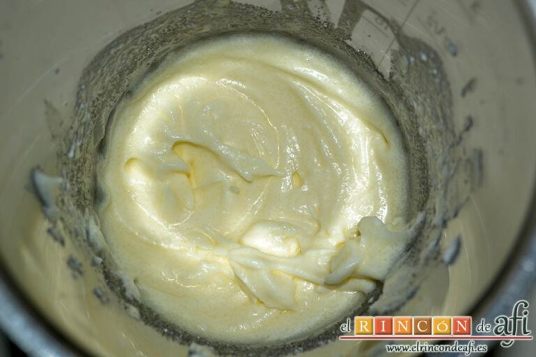 Crema de queso con melocotón, dejar la nata semimontada