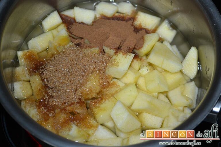 Tarta de manzanas y cerezas frescas, poner las manzanas preparadas en un cazo al fuego con el agua, el azúcar moreno y la canela molida