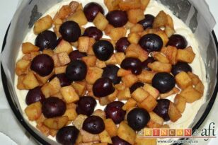 Tarta de manzanas y cerezas frescas, repartirlas ya cortadas y sin hueso por la masa junto a la manzana caramelizada