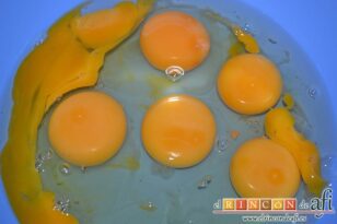 Tortilla de papas y puerro gratinada, cascar los huevos en un bol
