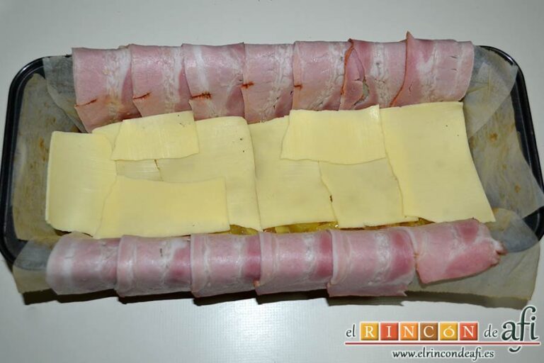 Cake de tortilla con cobertura de bacon, cubrir con queso gouda