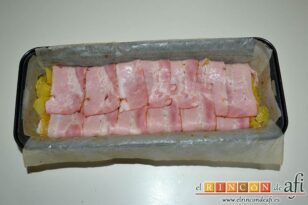 Cake de tortilla con cobertura de bacon, cubrir con las partes salientes del bacon