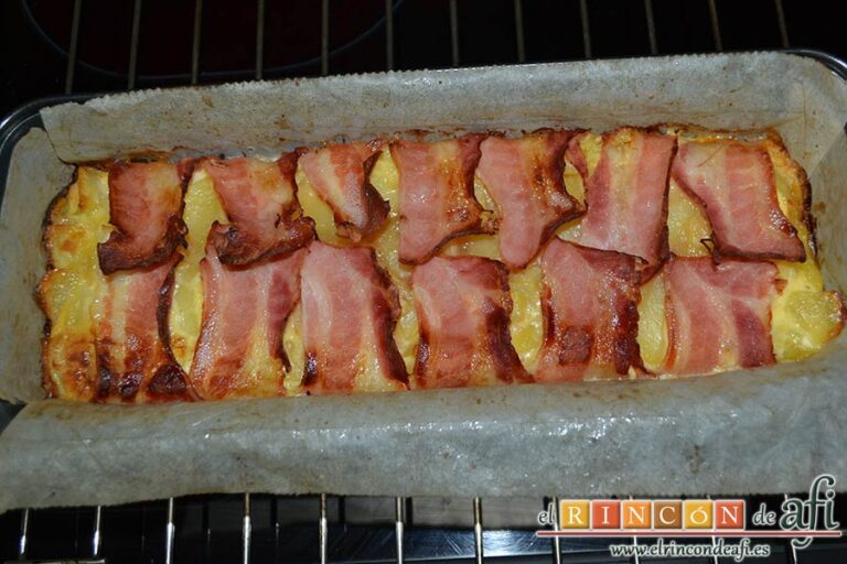Cake de tortilla con cobertura de bacon, hornear