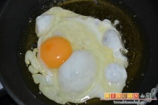 Crema de huevo frito con morcilla, freír los huevos