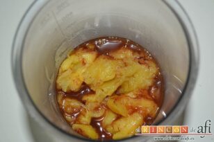 Flan de manzana asada, añadir al vaso de la minipimer el líquido y las manzanas asadas atemperadas